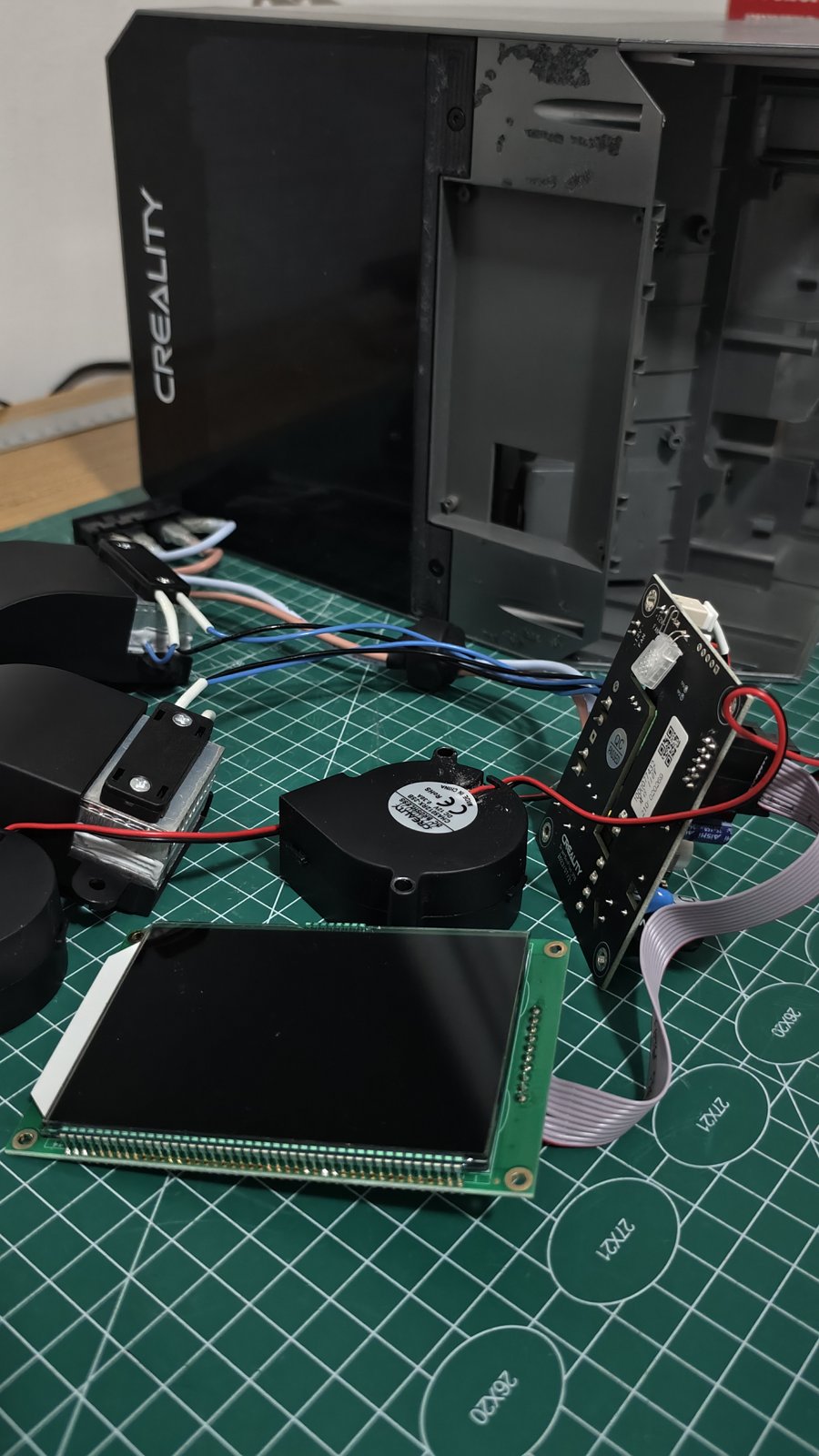 Le Space Pi démonté : ventilateurs, blocs de chauffe, carte et écran